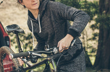 Load image into Gallery viewer, The Women&#39;s Apres Hoodie in Salt and Pepper Fleece
